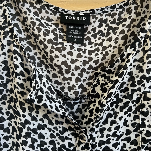 Torrid Blouse Heart Print Chiffon Tulip Open Back - Size 2 - Picture 3 of 4